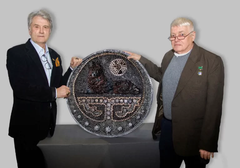 Il Presidente dell’Ucraina Viktor Yushchenko (a sinistra) e Sergey Melnikoff presentano lo Stemma della Repubblica d’Ichkeria, realizzato da MFF con cinquemila frammenti di munizioni militari. Kyiv, 2024.