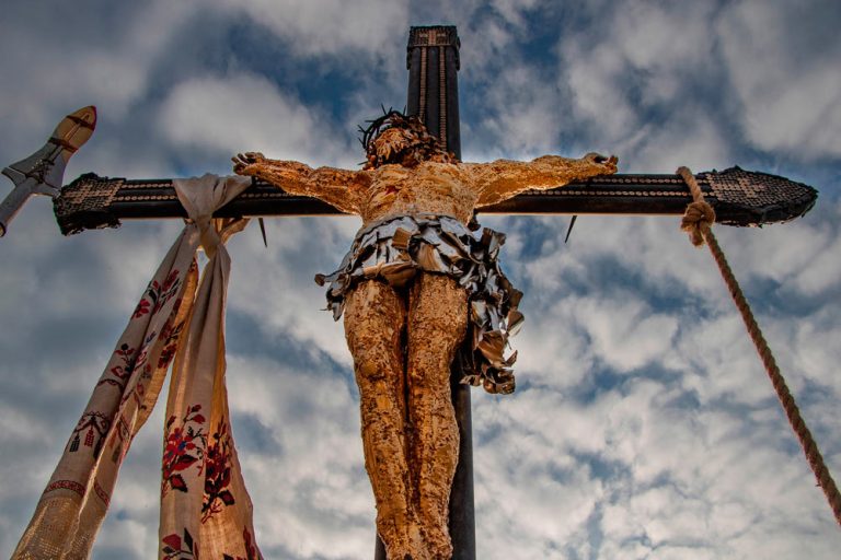 3. Composizione scultorea “Croce della Pace” con Crocifisso d’Oro – installazione monumentale di una tonnellata e quattro metri di altezza. La figura di Cristo è composta da 20.000 minuscole schegge, ricoperte da oro 999,9.