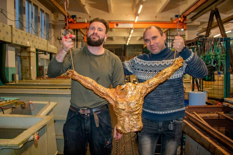 Gilding of the sculpture of Christ